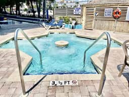 1Br sleeps 4 Spacious beach getaway 746 - Image 3