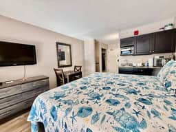 King bed studio amenities 812 - Image 4
