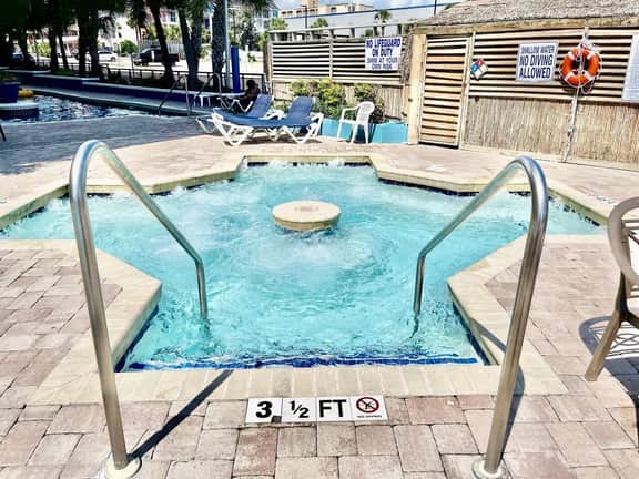 1Br sleeps 4 Spacious beach getaway 746 - Image 3