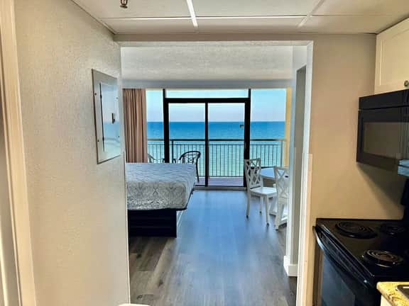 Couples Paradise oceanfront 1br 812 - Image 2