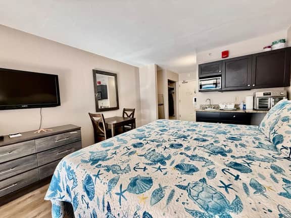 King bed studio amenities 812 - Image 4