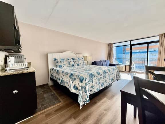 King bed studio amenities 812 - Image 3