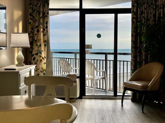 1Br sleeps 4 Spacious beach getaway 746 - Image 1